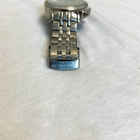 Michael Kors MK5020 wristwatch woman’s quartz. Pre-used with new battery. main image 4